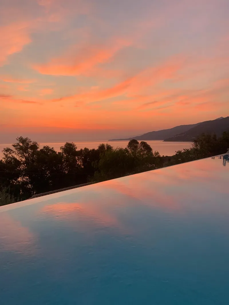 Riflessi del tramonto sull’acqua della piscina